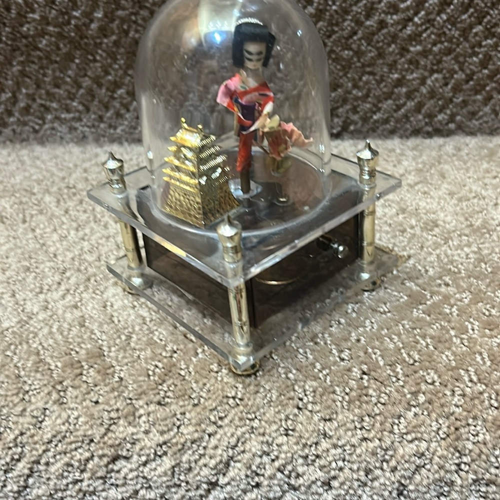 Working Vintage Japanese Doll Music Box with Gold Pagoda Vintage Geisha - Picture 8 of 8